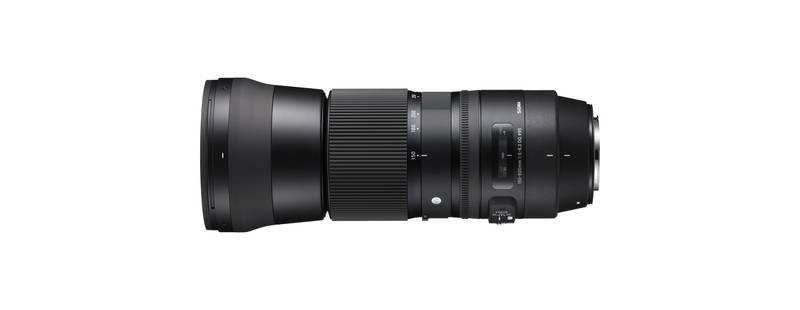 Schwarzes Sigma-Objektiv. Das Objektiv ist zylindrisch mit Zoomring und Gegenlichtblende.