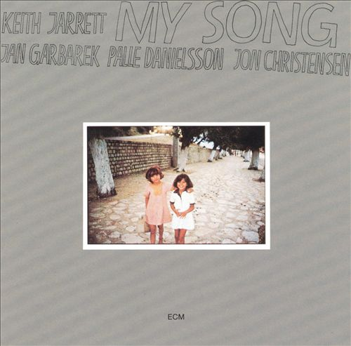 A Keith Jarrett 'My Song' album borítója. Két lány fotója egy macskaköves úton, fákkal.