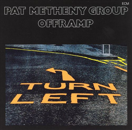 A Pat Metheny Group 'Offramp' című albumának borítója. Egy utat mutat 'TURN LEFT' jelzéssel.