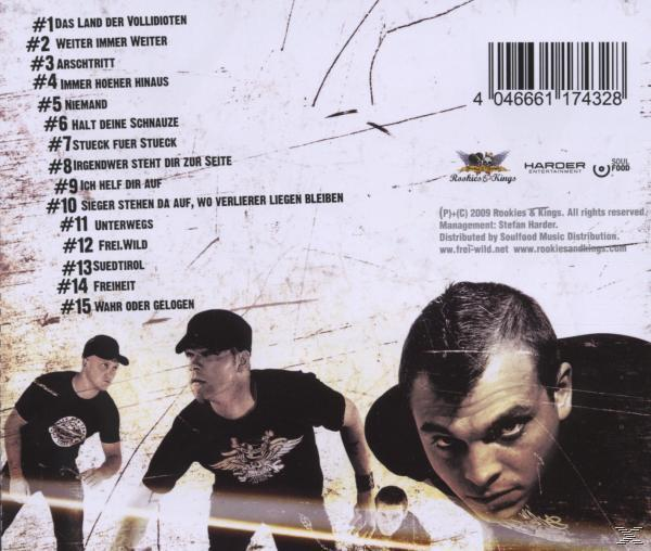 CD-Cover mit Bandmitgliedern. Listet Songs und ein Bandfoto mit rotem Hintergrund.