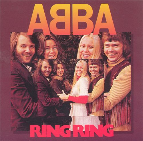 Ring Ring album borító. Az ABBA együttes tagjai csoportosítva. Az ABBA szó narancssárga.