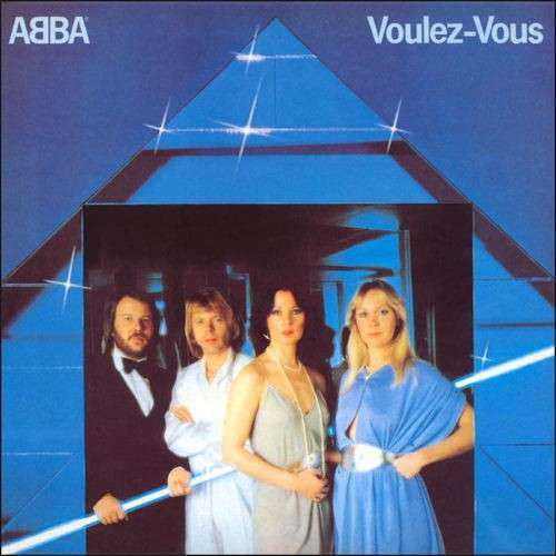 Album borító. ABBA egy kék piramis előtt. A cím Voulez-Vous.