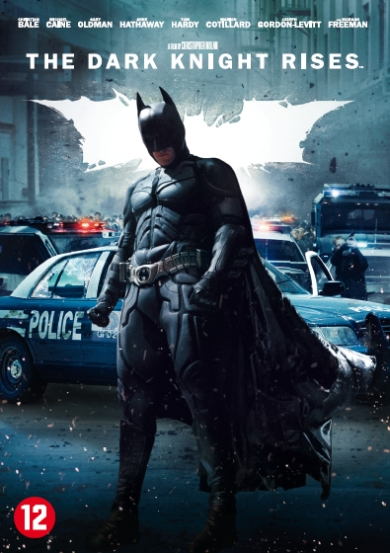 Jaquette DVD de The Dark Knight Rises. Batman devant des voitures de police dans une scène urbaine.