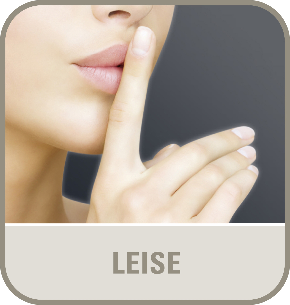Das Gesicht einer Frau mit einem Finger auf den Lippen und dem Wort 'LEISE' darunter, in einem beigen Rechteck.