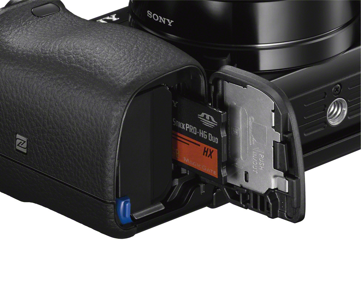 SONY Alpha 6000 KIT (ILCE-6000L) + Tasche + Speicherkarte Systemkamera mit Objektiv 16-50 mm, 7,6 cm Display, WLAN