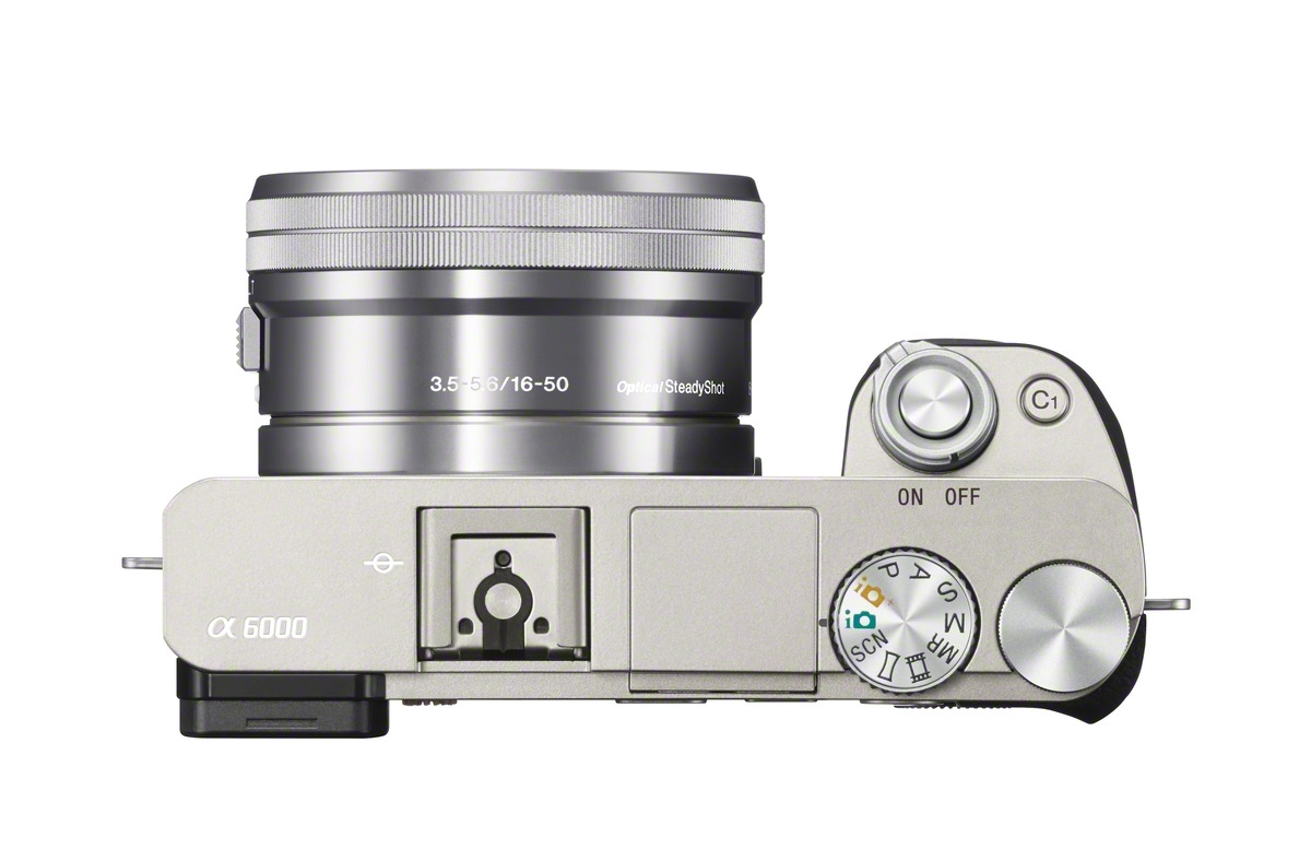 WLAN mm, Objektiv 7,6 Systemkamera mit Tasche + Display, + Speicherkarte Alpha cm KIT SONY 16-50 (ILCE-6000L) 6000