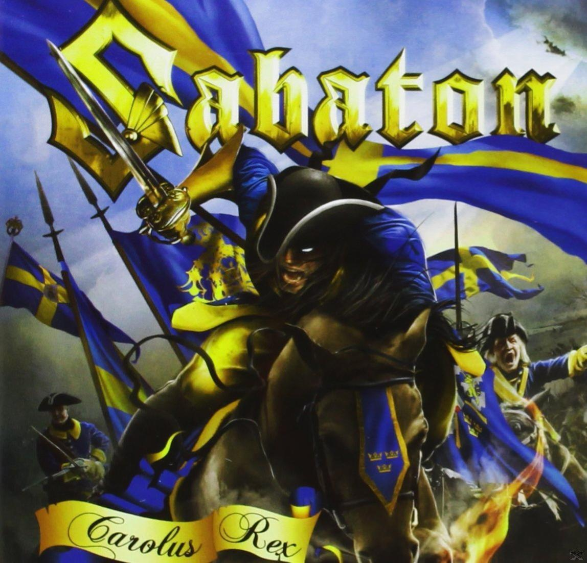 Albumcover: Ein Mann auf einem Pferd mit Flaggen, die Band ist Sabaton, der Titel ist Carolus Rex.