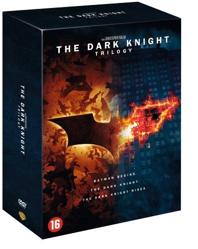 Coffret DVD: The Dark Knight Trilogy, avec le logo Batman et des bâtiments.