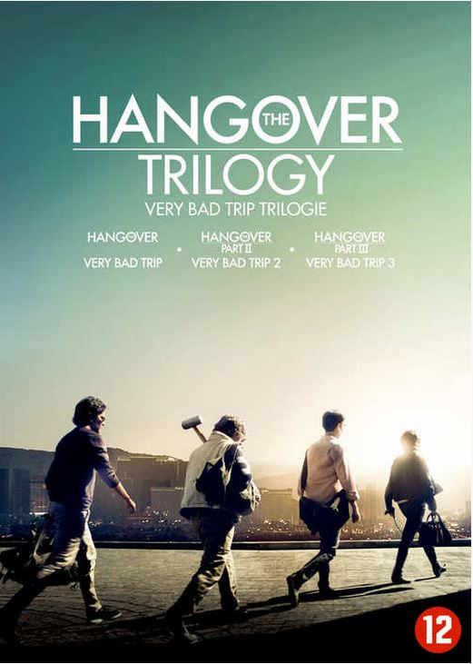 Affiche du film 'The Hangover Trilogy'. Quatre hommes s'éloignant de la caméra sur une route ensoleillée.