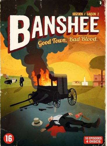 Pochette du DVD Banshee. Une voiture en feu, un homme mort au sol, une voiture de police. Fond : coucher de soleil orange.