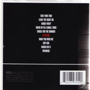 Die Rückseite einer Musik-CD mit schwarzem Hintergrund und weißem Text.