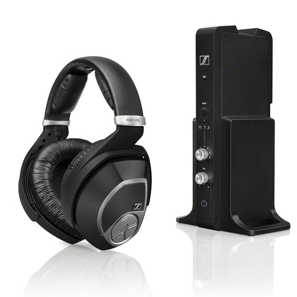 Schwarze Kopfhörer und eine schwarze Basisstation mit Bedienelementen. Die Kopfhörer sind Over-Ear.