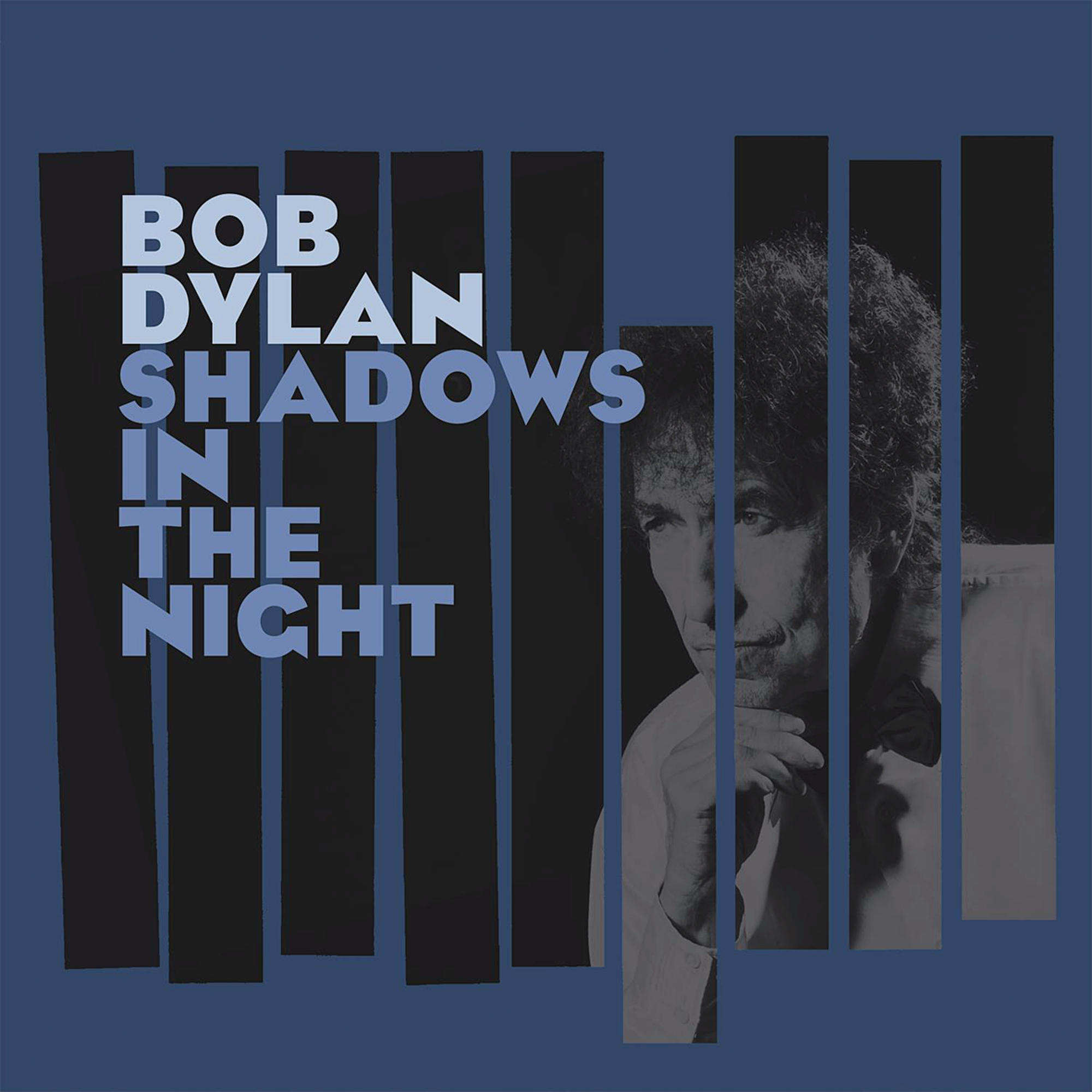 Albumcover mit Bob Dylan, Text: Shadows in the Night, und blau getöntes Design.