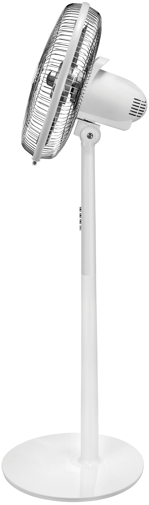 Weißer Standventilator mit silbernem Gitter. Der Ventilator steht vor weißem Hintergrund.