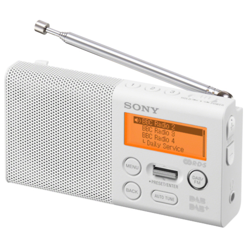 Una radio portatile bianca e argento con un piccolo display arancione e un'antenna argentata.