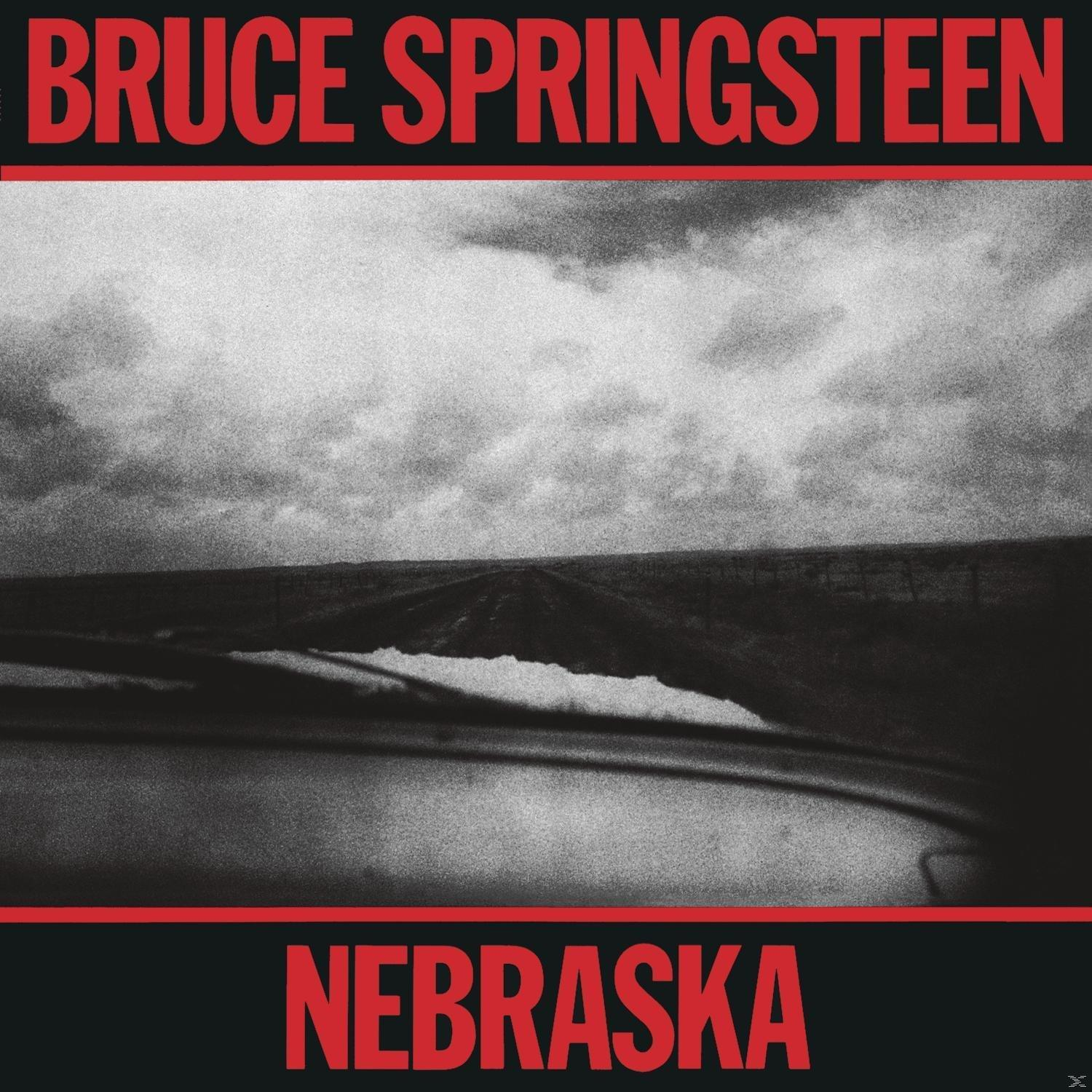 Albumcover mit Schwarzweißfoto einer Straße und bewölktem Himmel. Text: 'BRUCE SPRINGSTEEN NEBRASKA'.