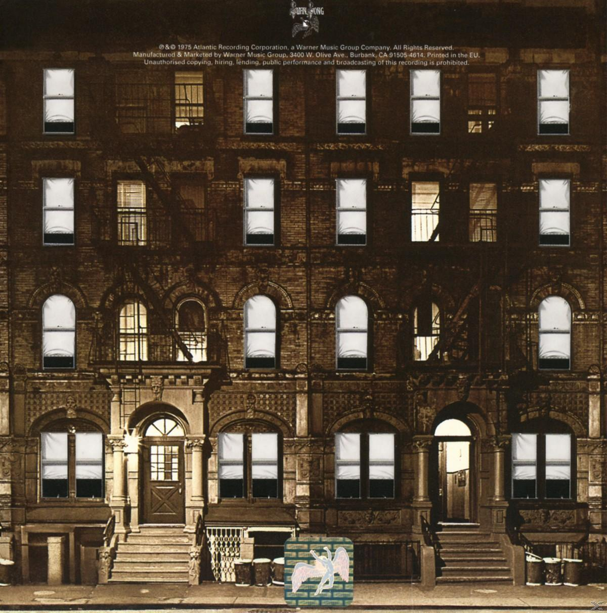 Ein Stadtgebäude bei Nacht mit vielen Fenstern. Das Albumcover von Led Zeppelin.