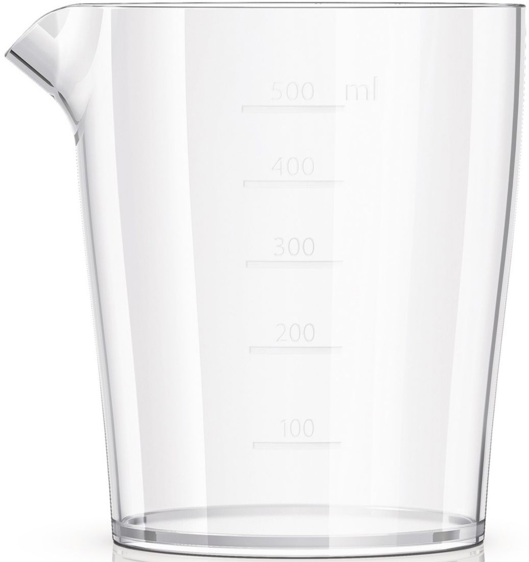Transparante kunststof maatbeker. Gegradueerde markeringen, met een tuit. Witte achtergrond.
