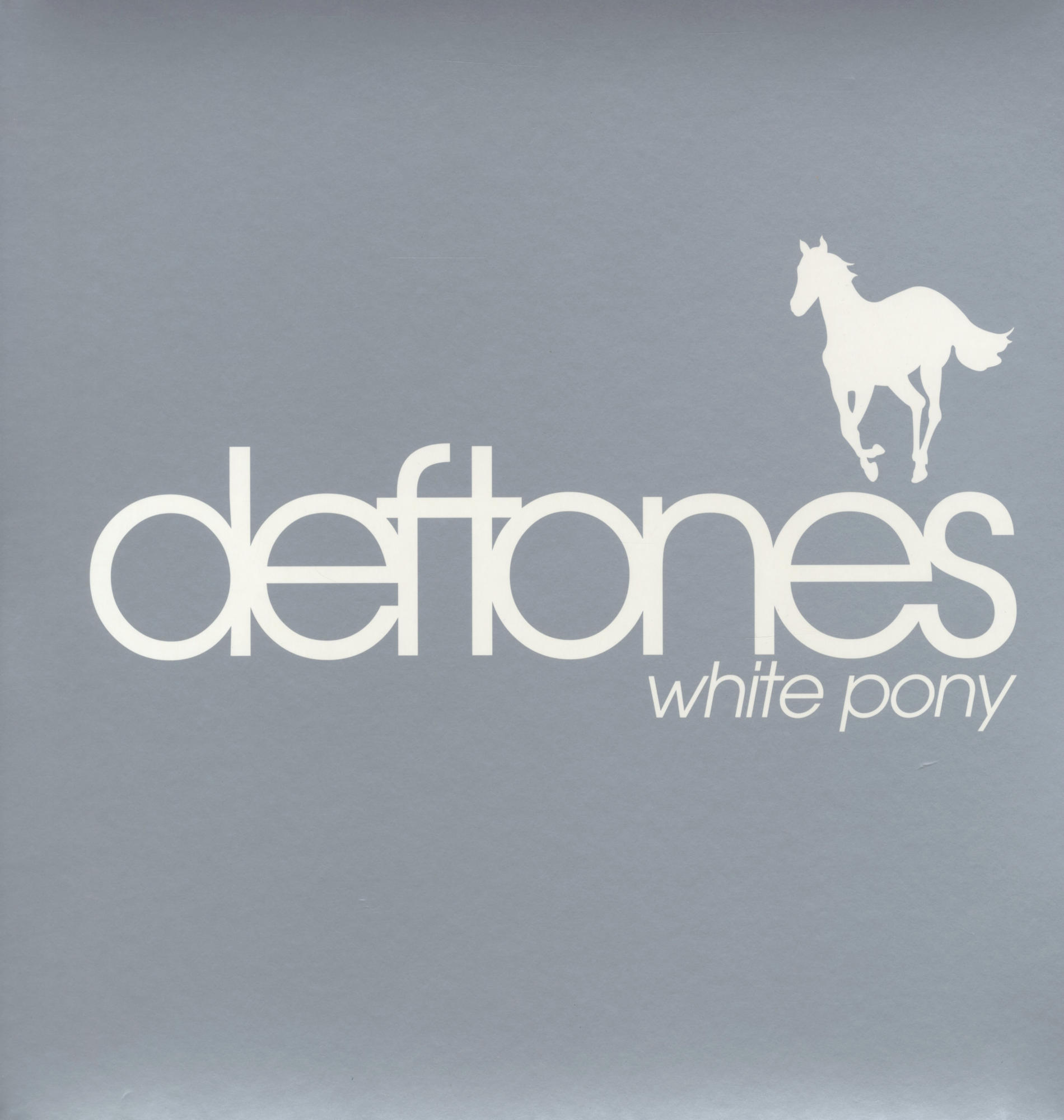 Albumcover von Deftones' "White Pony" mit einer weißen Pferdesilhouette auf grauem Hintergrund.