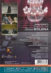 DVD-Rückseite von Anna Bolena. Fotos von Opernszenen, Text und ein Kronleuchterbild. Hintergrund: dunkel.