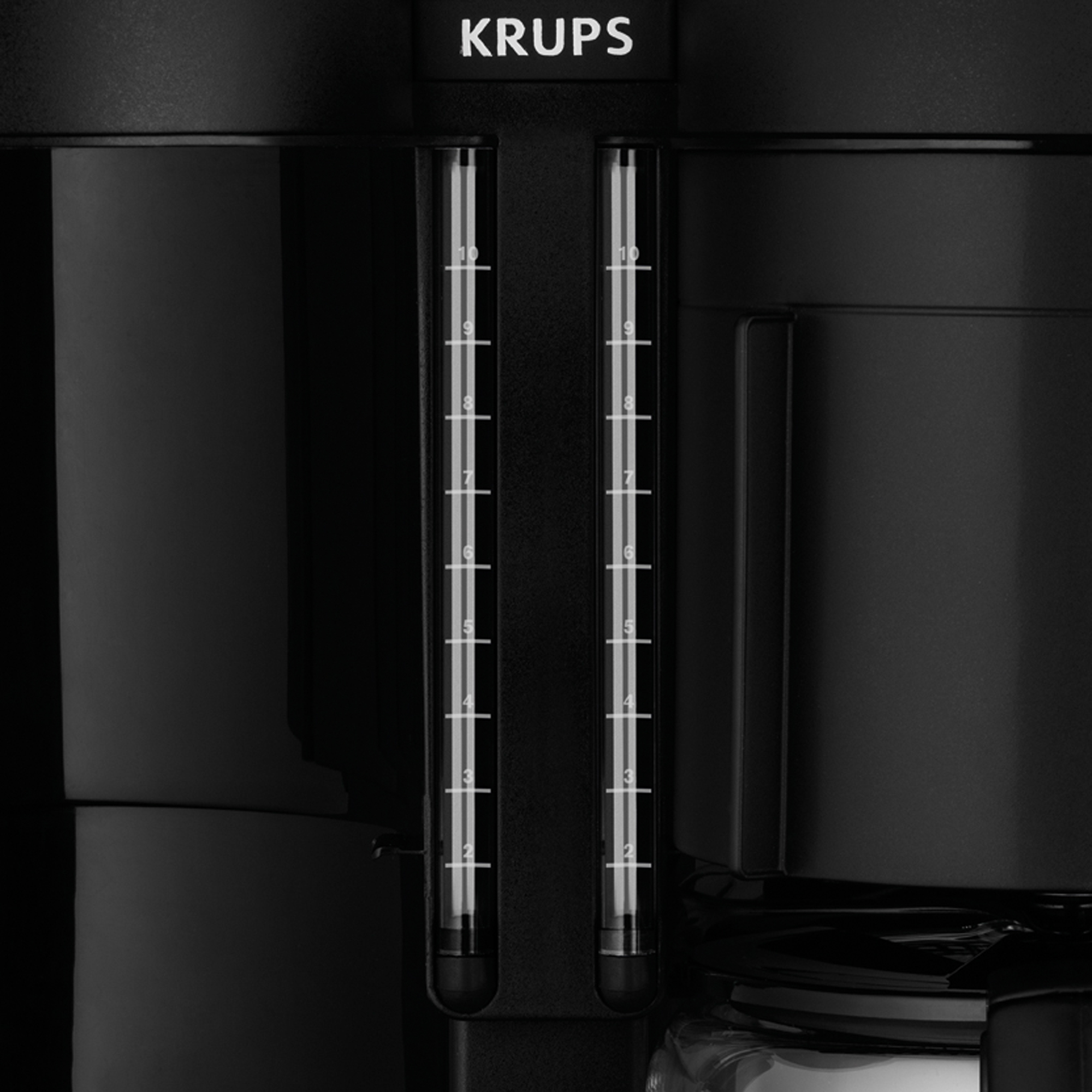 Nahaufnahme eines schwarzen Kaffeeautomaten mit zwei Wasserstandsanzeigen.
