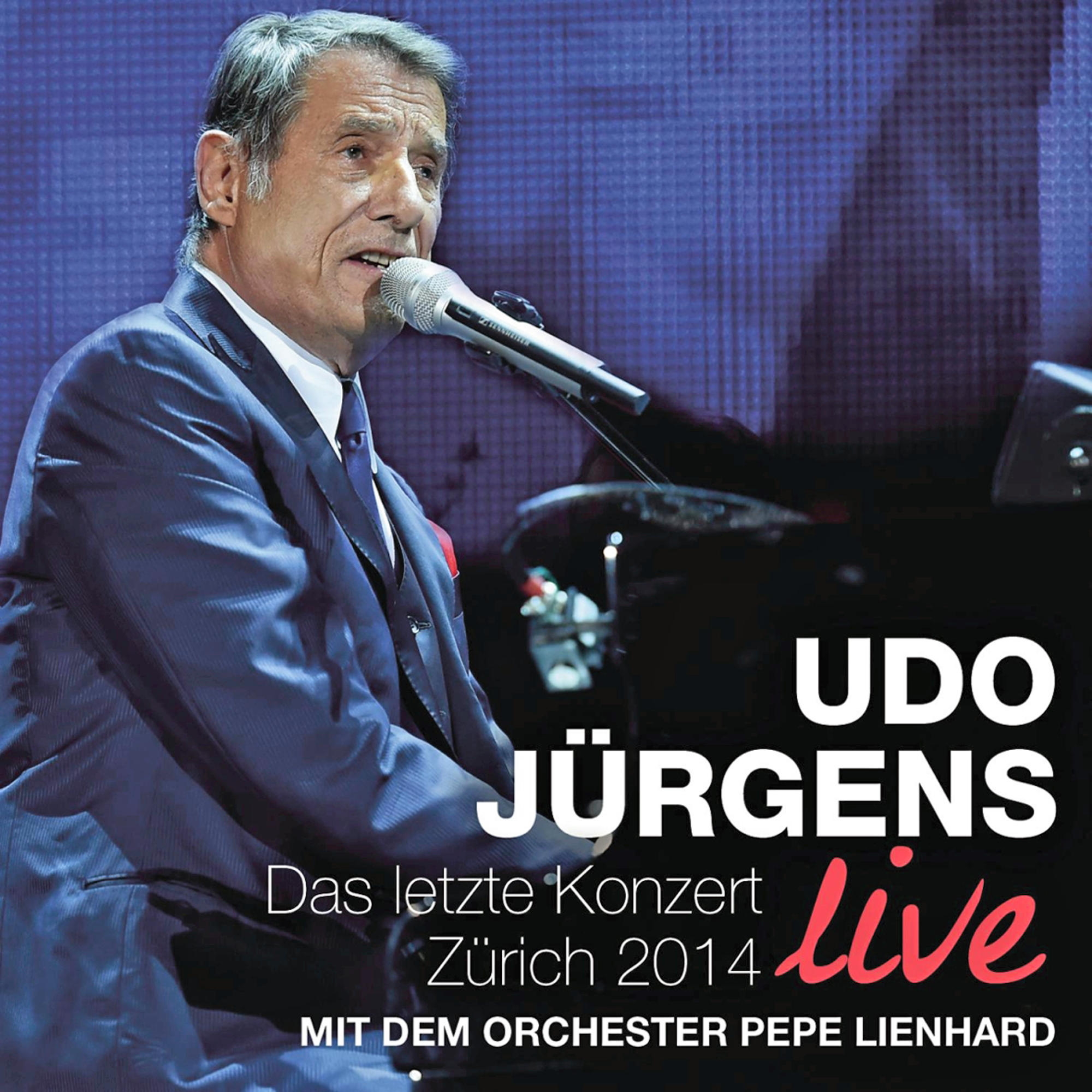Udo Jürgens Live-Konzert in Zürich 2014. Ein Mann singt in ein Mikrofon, es gibt ein Klavier.