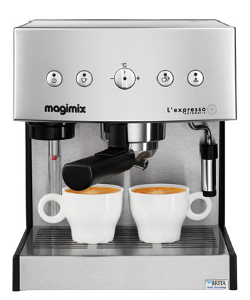 Une machine à expresso argentée avec deux tasses blanches. Détails noirs et argentés. Boutons et cadrans visibles.