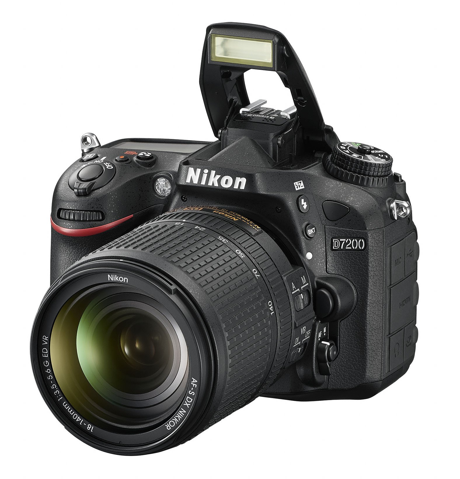 Schwarze Nikon D7200 Kamera mit Objektiv und Blitz. Das Objektiv ist ein Zoomobjektiv. Nikon- und D7200-Etiketten sind sichtbar.