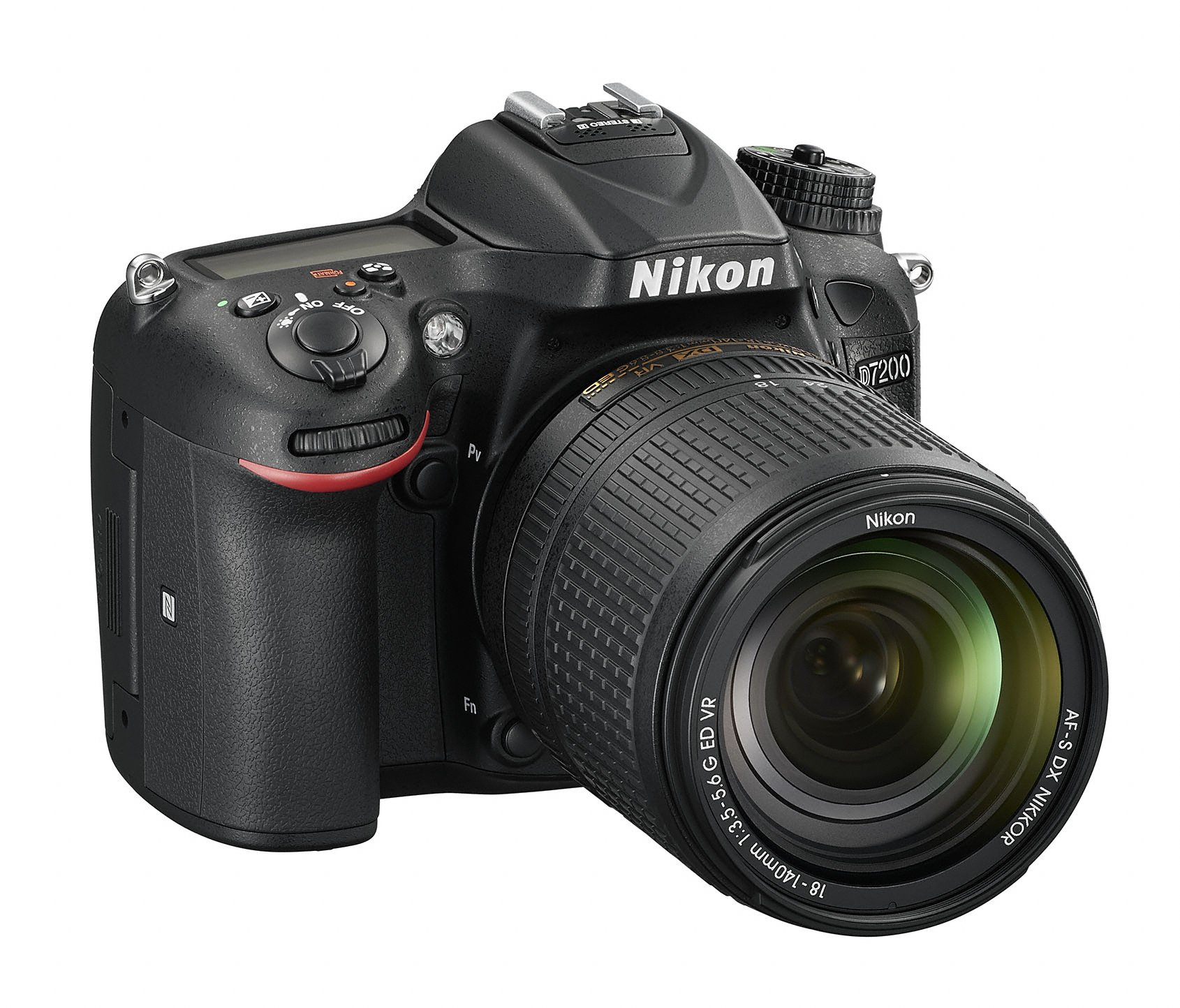 Schwarze Nikon D7200 Kamera mit Objektiv, Knöpfen und Blitz. Weißer Hintergrund.