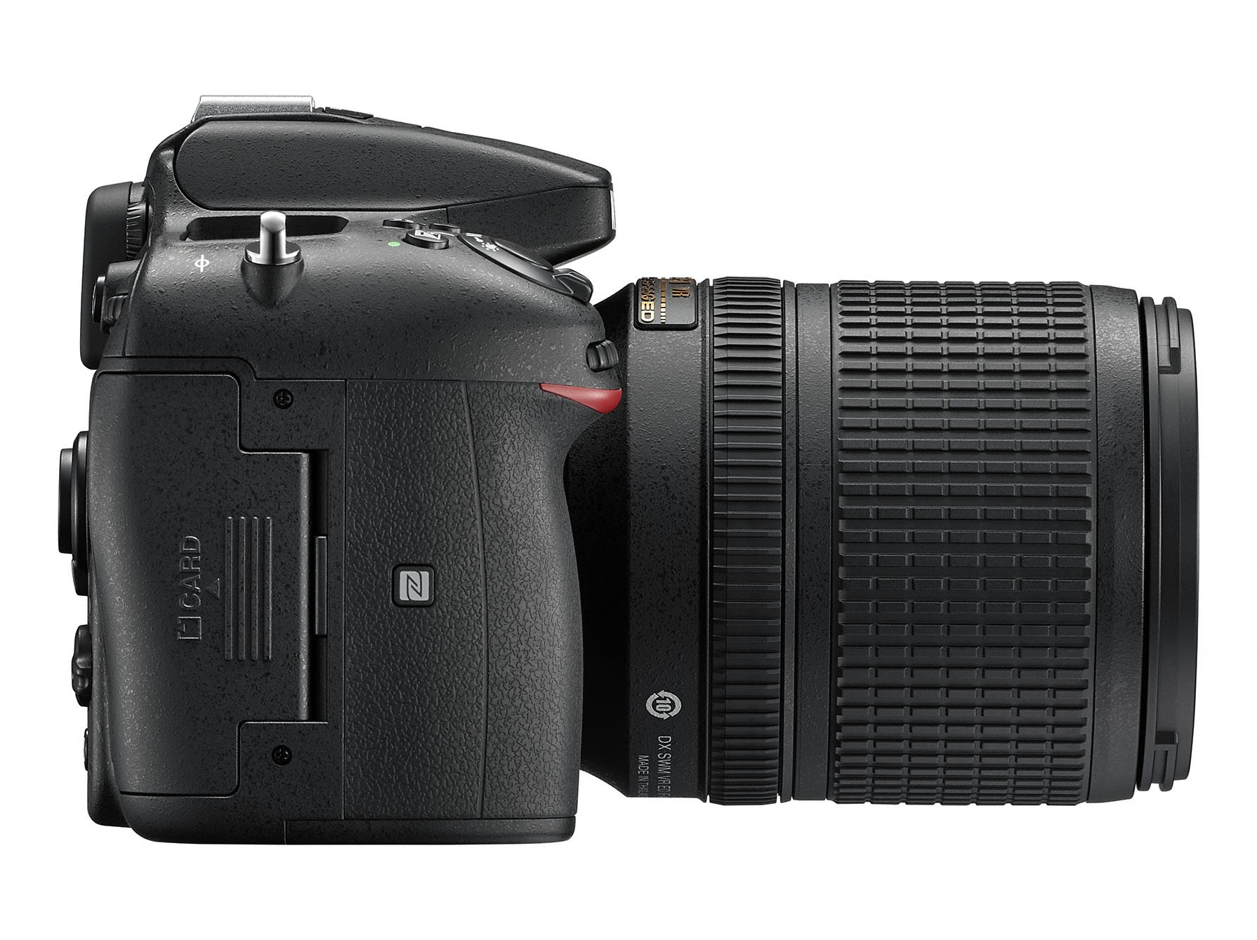 Seitenansicht einer schwarzen DSLR-Kamera mit aufgesetztem Objektiv. Auf weißem Hintergrund.