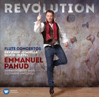 Férfi furulyával a lemezborítón. Cím: Revolution. Emmanuel Pahuddal. A háttérben elmosódott alakok láthatók.