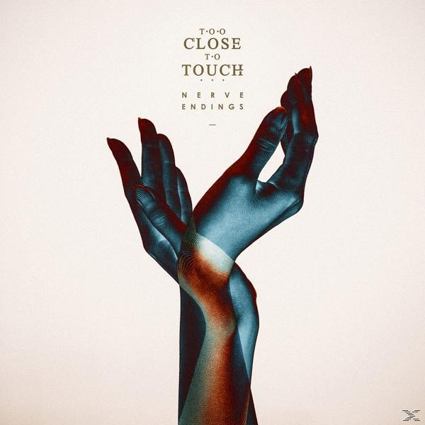 Albumcover mit zwei Händen mit blauem und rotem Farbverlauf und den Worten 'Too Close To Touch' darüber.