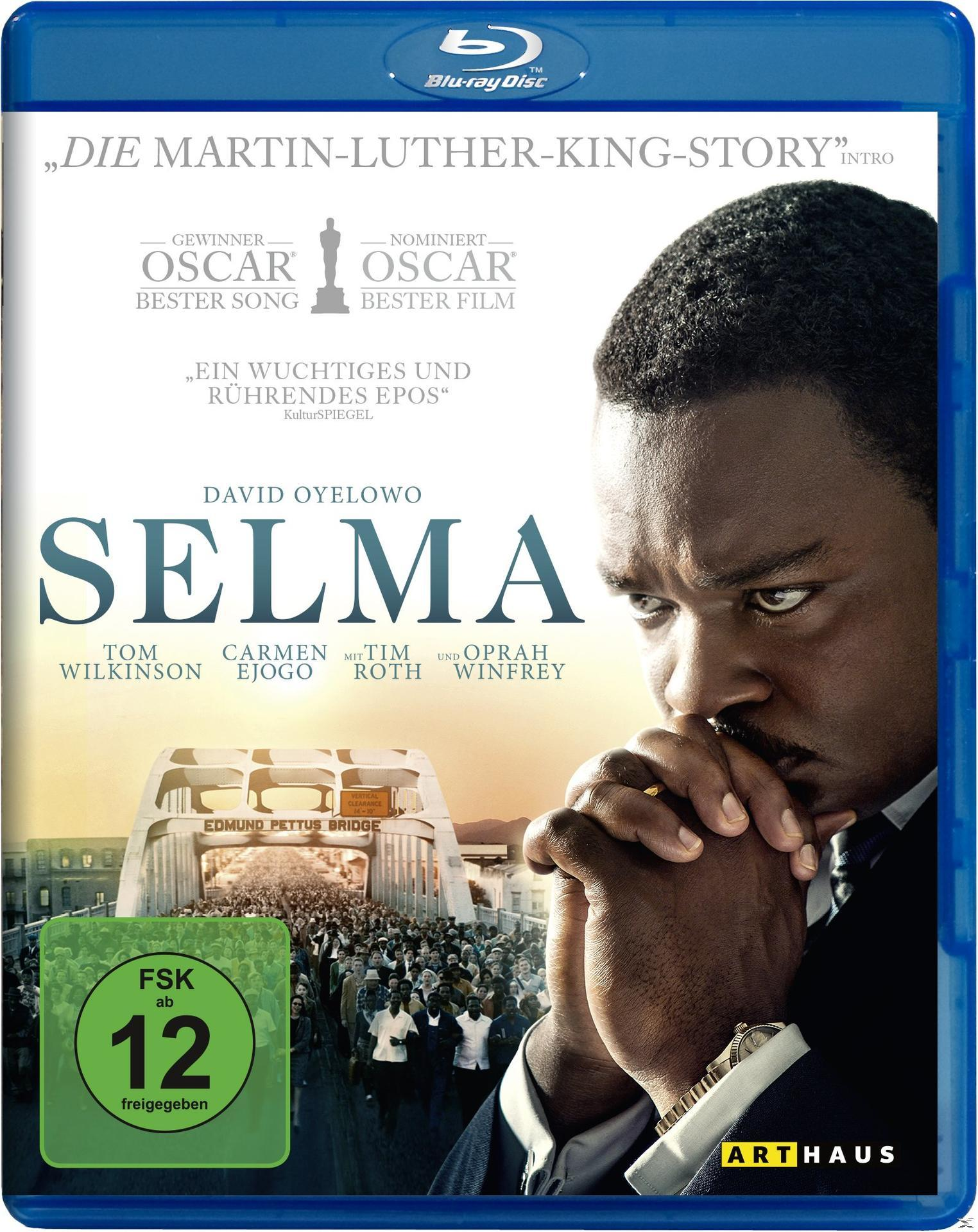 DVD-Cover für den Film Selma. Porträt eines Mannes und eine Menschenmenge, die eine Brücke überquert. Blaue Hülle.