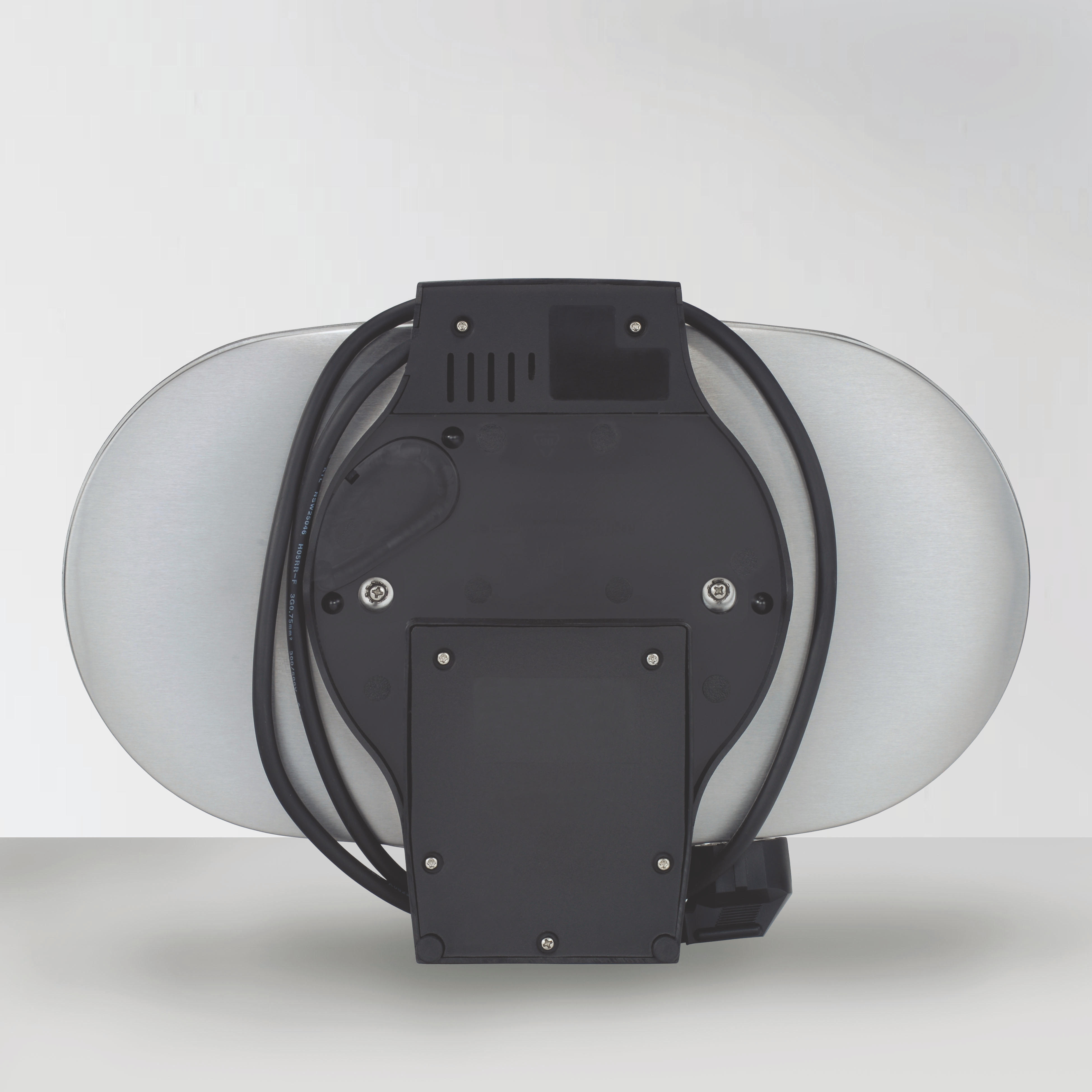 Unterseite eines schwarzen und silbernen Elektrogrills, mit Netzkabel und elektronischen Bauteilen sichtbar.