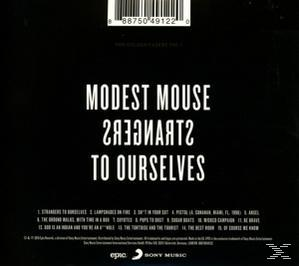 Rückseite des Modest Mouse Albumcovers. Schwarzer Hintergrund, weißer Text: 'Strangers to Ourselves' und Trackliste.