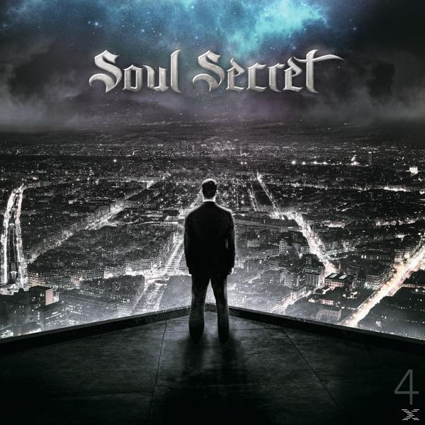 Ein Mann steht auf einem Dach und blickt über eine Stadt bei Nacht mit dem Titel Soul Secret.