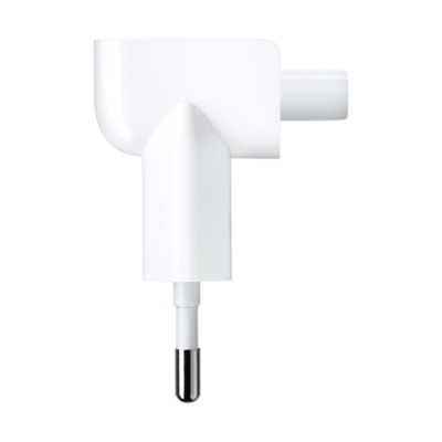 Ein weißer, abgewinkelter Netzadapter mit einem Stecker an einem Ende und einem kleinen Stift am anderen.