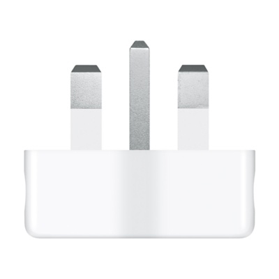 Weißer UK-Stecker mit drei silbernen Stiften. Der Stecker ist vor weißem Hintergrund zentriert.
