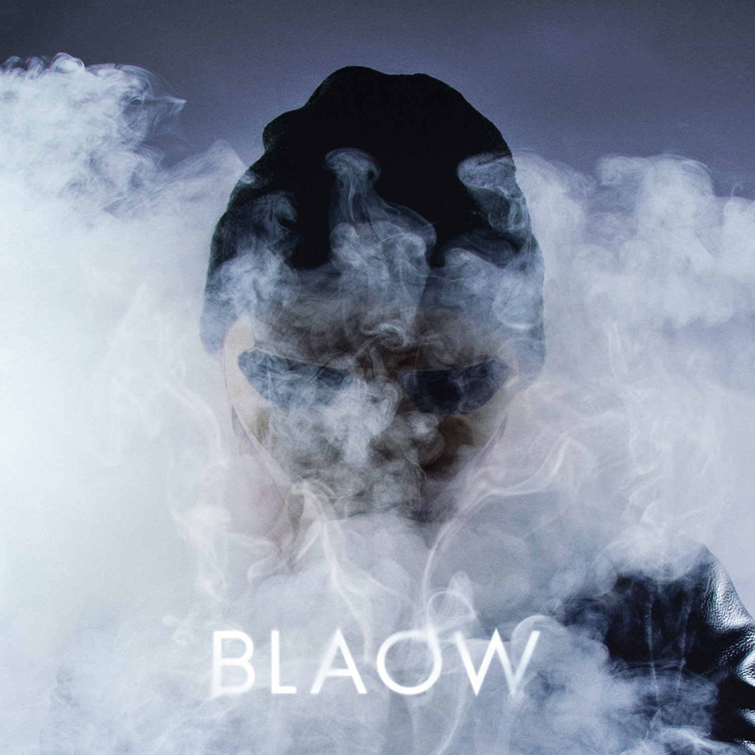 Eine Person mit Maske, verdeckt durch Rauch, mit dem Wort 'BLAOW' darunter.