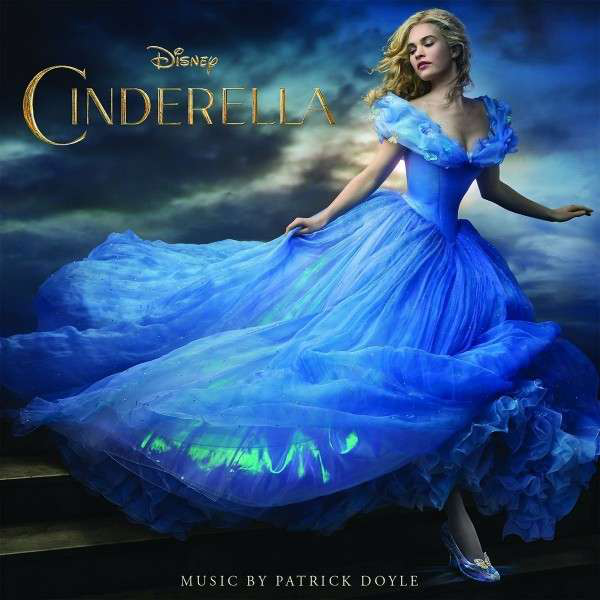 Hamupipőke kék ruhában. Szőke haj, lépcsőn állva. Disney logó és 'Hamupipőke' szöveg. Zene: Patrick Doyle.