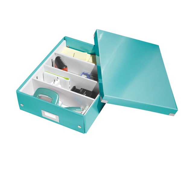 Eine türkisblaue Aktenbox, geöffnet mit Büromaterialien, darunter Heftklammern und ein Tacker.