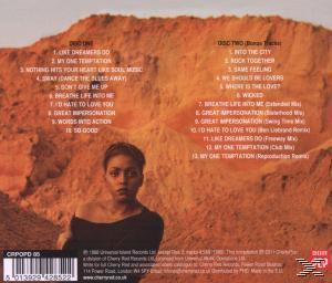 Album-Rückseite. Zeigt eine Frau, Text und eine wüstenartige Landschaft.