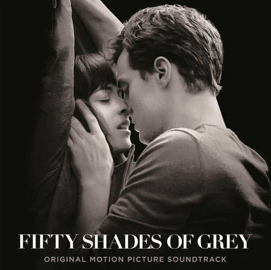 Affiche du film 'Fifty Shades of Grey'. Un couple s'embrassant, en noir et blanc, avec le texte du titre.
