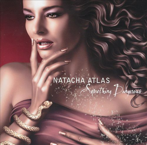 Album borító: Natacha Atlas, egy nővel, egy kígyóval és a „Something Dangerous” címmel.