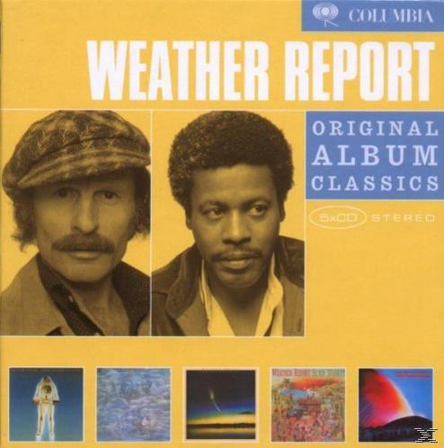 A Weather Report album borítója két férfival középen és album borítókkal alul. Sárga háttér.