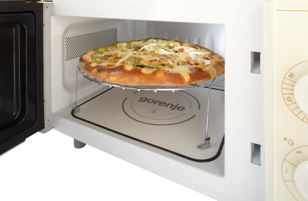 Pizza a mikrohullámú sütőben.