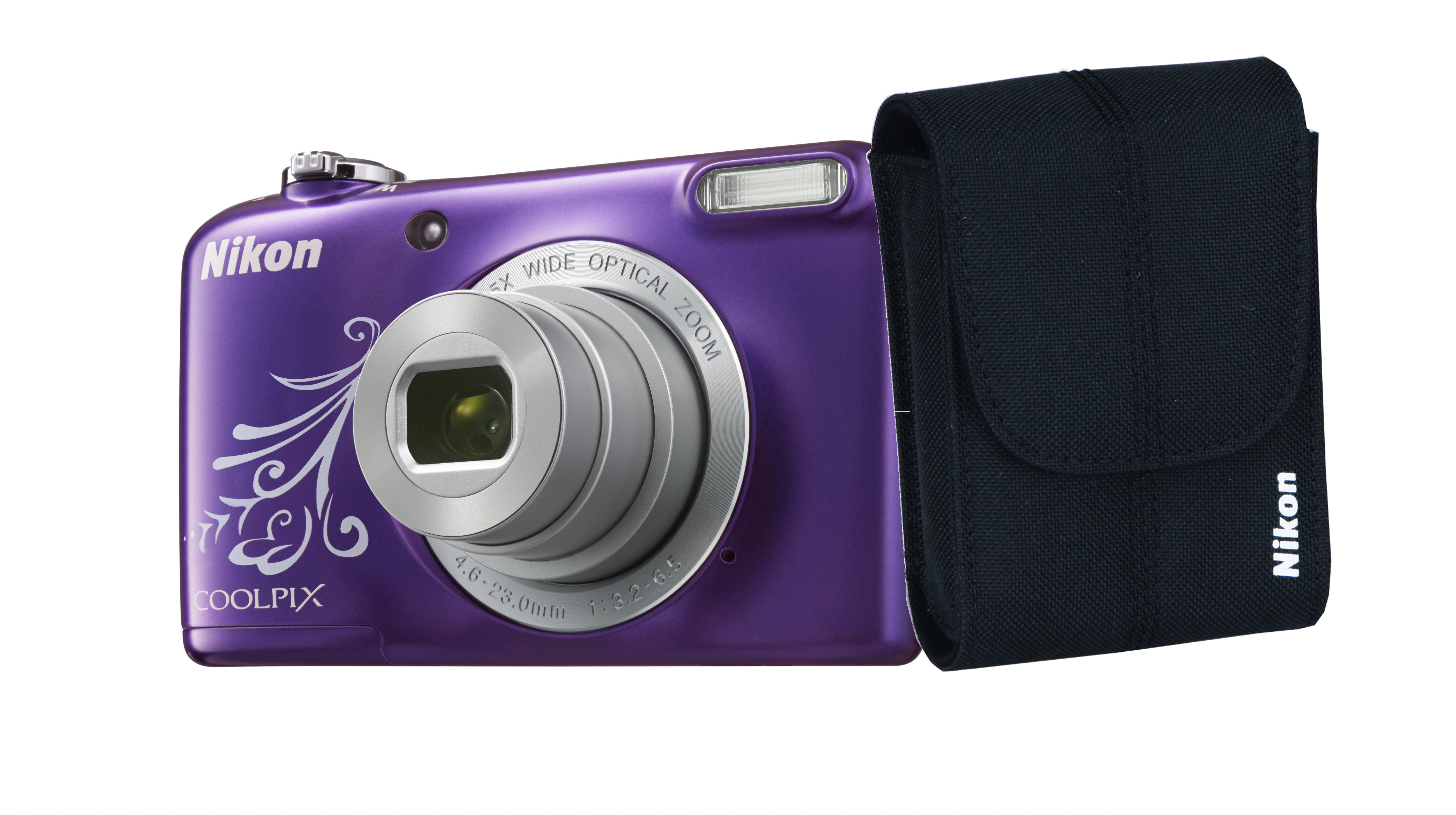 Lila Nikon Coolpix Kamera mit schwarzer Tasche. Die Kamera hat ein silbernes Objektiv und Blitz.