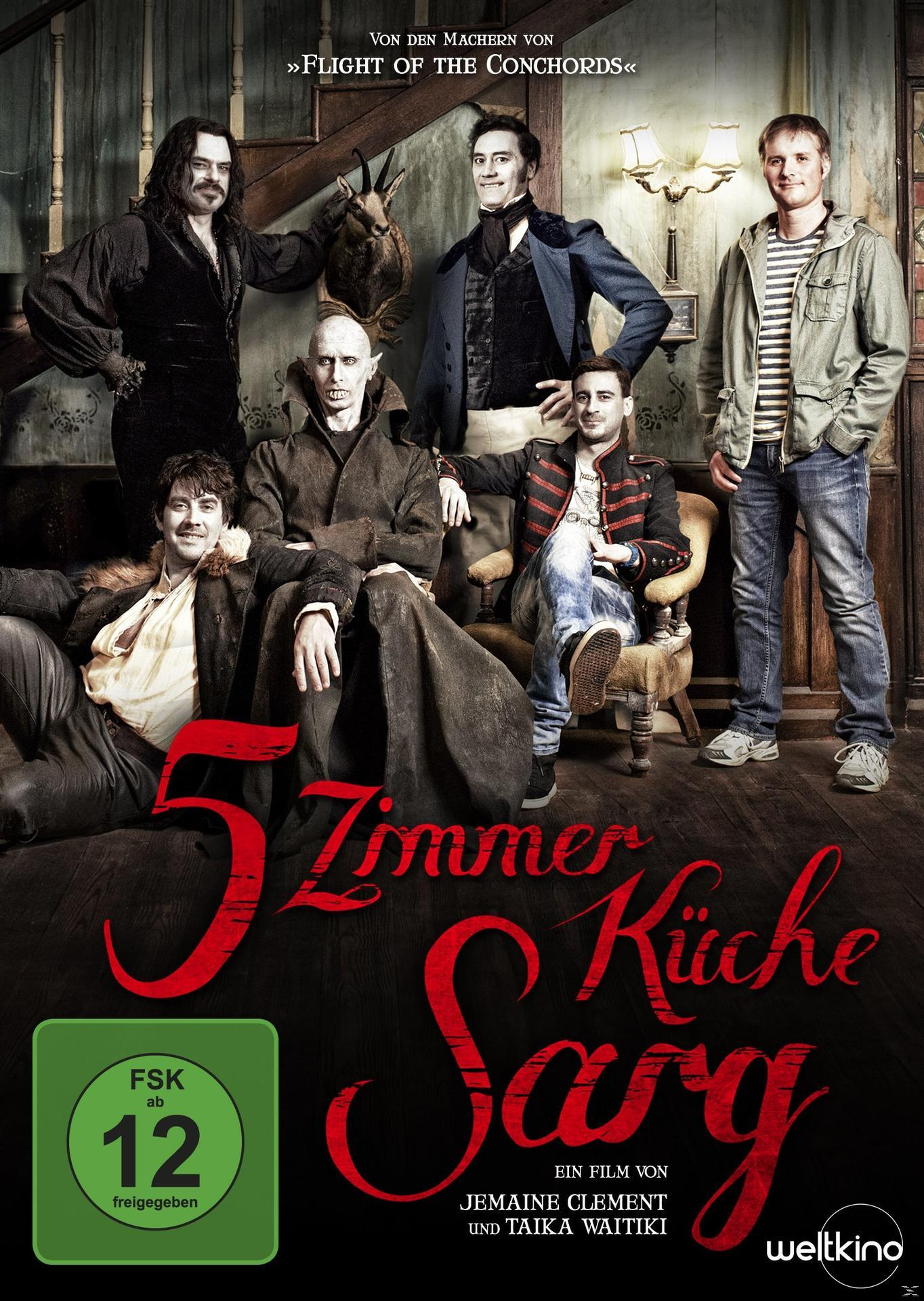 DVD-Cover: Männer in Kostümen, Titel '5 Zimmer Küche Sarg'. Dunkle, stimmungsvolle Umgebung. FSK 12.
