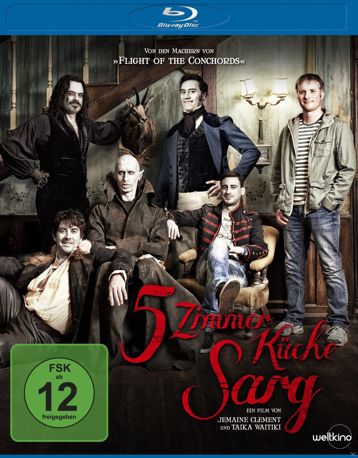 Blu-ray-Cover von '5 Zimmer Küche Sarg'. Zeigt eine Gruppe von Männern in verschiedenen Kostümen.