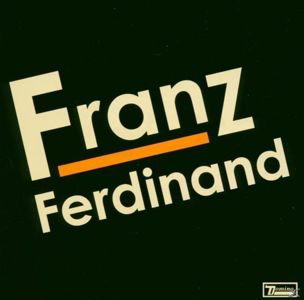 Albumcover: 'Franz Ferdinand' in Weiß auf dunkelgrünem Hintergrund. Eine orange Linie unter 'Franz'. 'Ferdinand' darunter. Domino-Logo.
